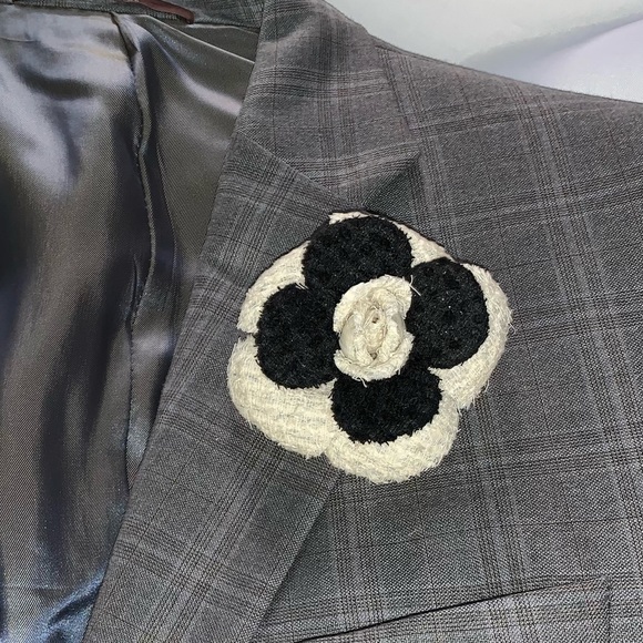 CHANEL black/white tweeded fabric CAMELLIA flower pin back BROOCH - Picture 1 of 7